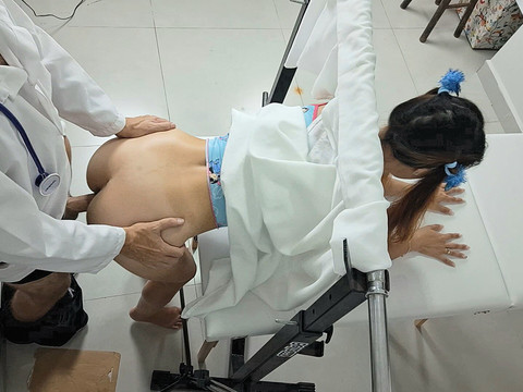 LovelyClips presents: Gynecologist loses cell phone that contained videos of his patients!